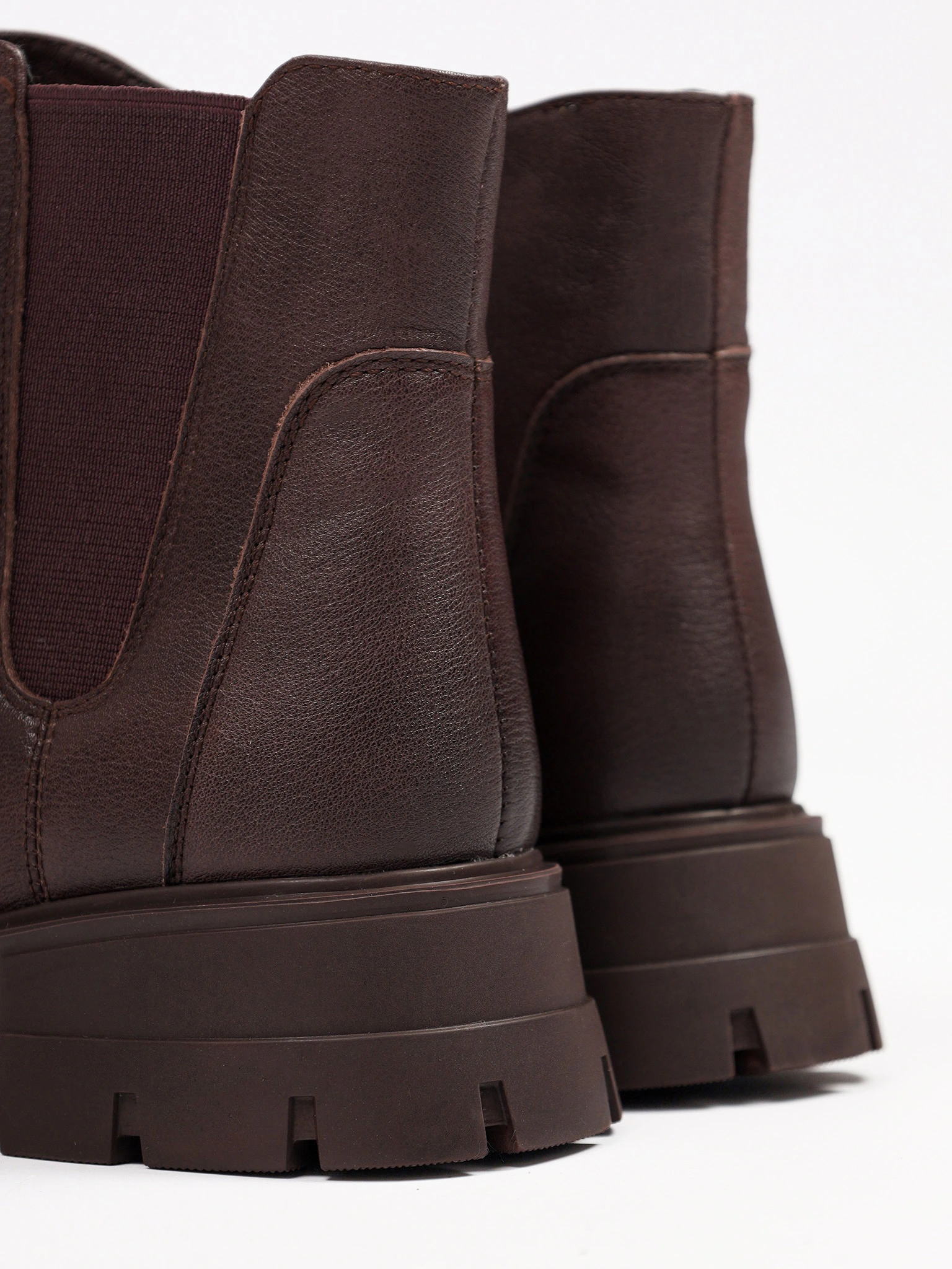 Ботинки бордового цвета с эластичной вставкой